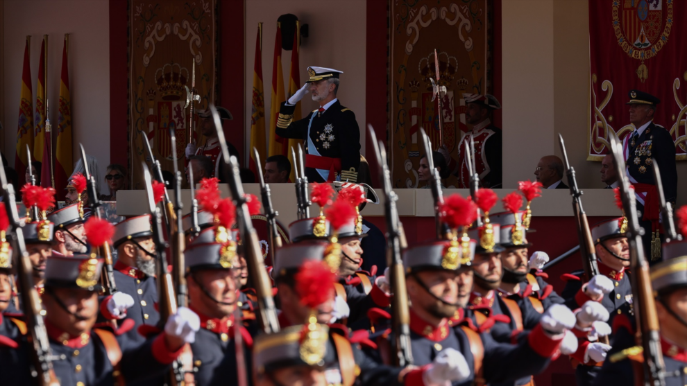 El Rey Felipe VI durante desfile militar en el Día de la Hispanidad, sabiendo por qué se celebra el 12 de octubre
