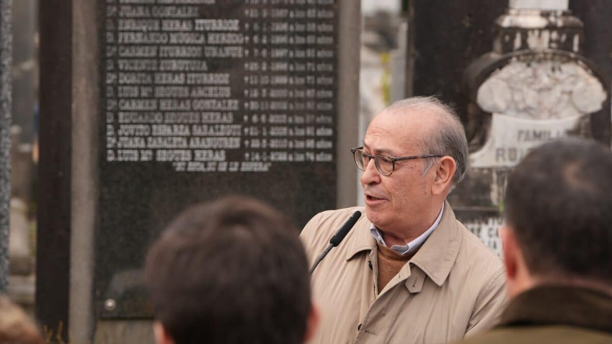 Nicolás Redondo Terreros, durante su intervención en homenaje a Fernando Múgica en el cementerio de Polloe.