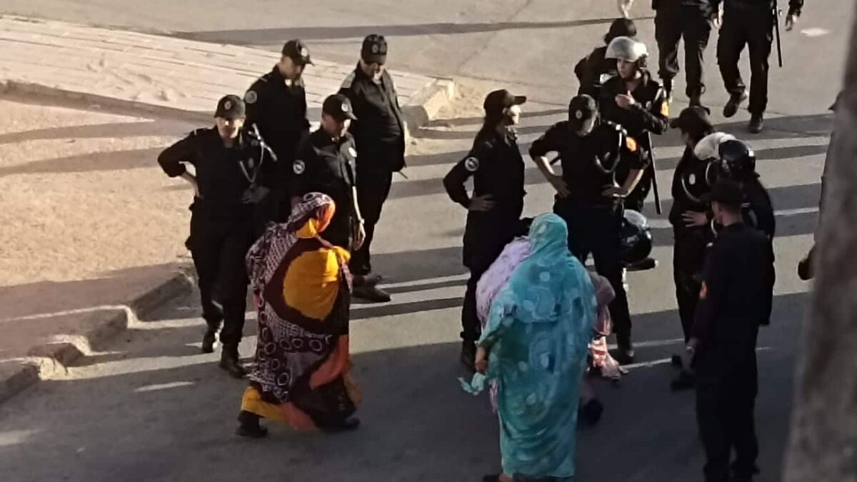 Activistas saharauis son reprimidas por agentes marroquíes en El Aaiún.