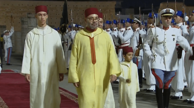 Roi Mohammed VI l’Aid Al-Mawlid Rabat 2023-09-27 Al Aoula HD 39-45 screenshot Mohamed VI junto a su hijo.