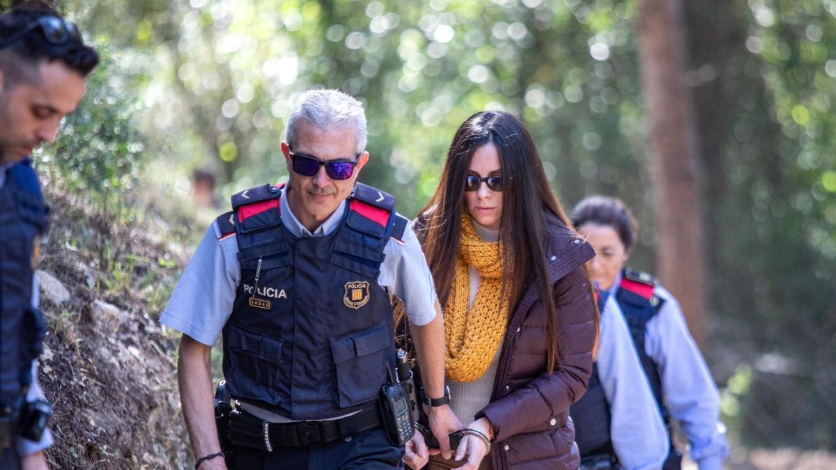 Rosa Peral en febrero de 2020, durante una visita a su casa con la comitiva judicial durante el juicio.