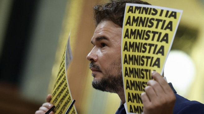 Feijóo a los independentistas: "O mienten ustedes o miente Sánchez" El diputado de ERC Gabriel Rufián participa en la primera sesión de su debate de investidura a la Presidencia del Gobierno, este martes en el Congreso.