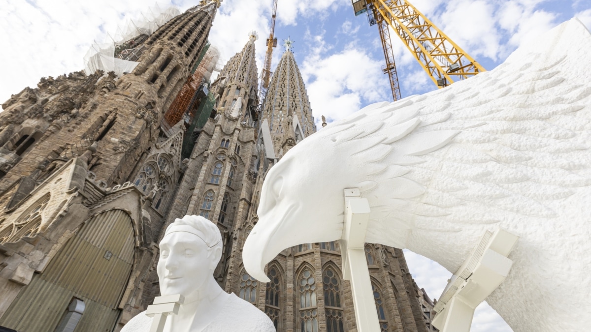 La Sagrada Familia completa las torres de los Evangelistas coronando las de Juan y Mateo