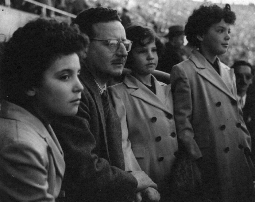 Salvador Allende con sus hijas en el Estadio Nacional alrededor de 1950: Carmen Paz (a su derecha), Isabel (a su izquierda) y Beatriz.