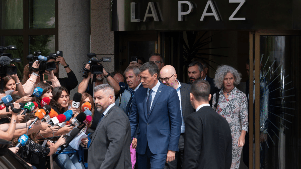 Pedro Sánchez, a la salida del Tanatorio de La Paz de Tres Cantos tras presentar sus condolencias a la familia de María Teresa Campos.