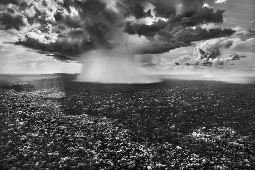 La lluvia es tan intensa en el Parque Nacional do Divisor que parece un hongo atómico. Estado de Acre, 2016.
