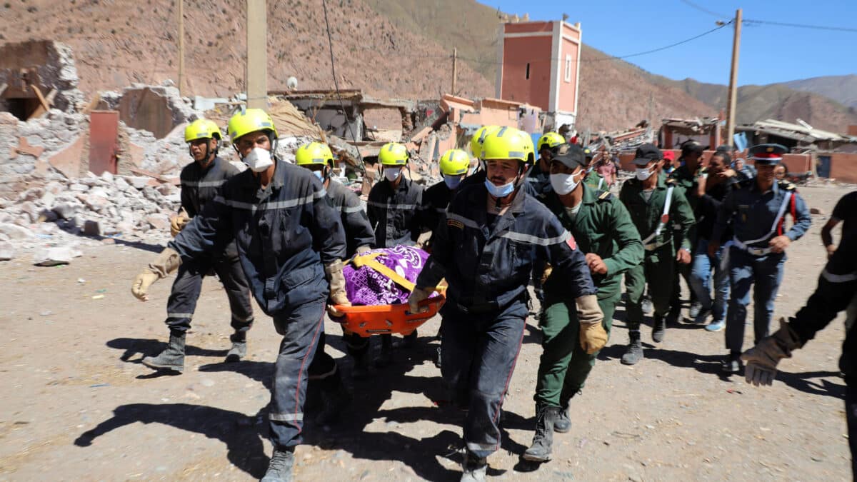 Los trabajadores de emergencia evacuan el cuerpo de una víctima del terremoto en la ciudad de Talat N'Yaaqoub, al sur de Marrakech