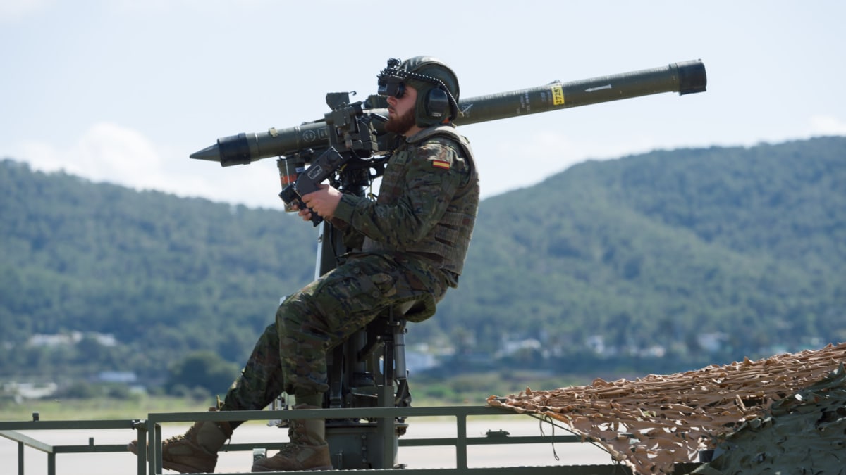 Un soldado maneja un misil antiaéreo Misrral, tierra-aire, durante el ejercicio 'Eagle Eye' 2023