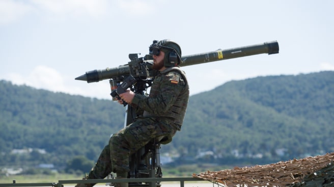 Un soldado maneja un misil antiaéreo Misrral, tierra-aire, durante el ejercicio 'Eagle Eye' 2023