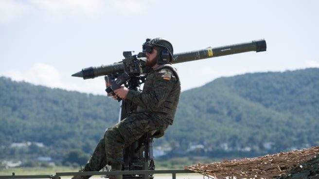 Un juez rechaza el cambio de sexo a un sargento del Ejército del Aire por querer usarlo para ascender Un soldado maneja un misil antiaéreo Misrral, tierra-aire, durante el ejercicio 'Eagle Eye' 2023