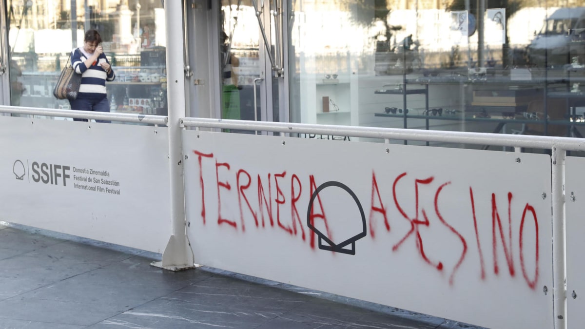 Pintada contra el exdirigente de ETA José Antonio Urrutikoetxea, "'Josu Ternera', en el Kursaal, sede del Festival de Cine de San Sebastián.