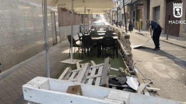 Un coche pierde el control y arrolla a varias personas en la terraza de un bar en Madrid