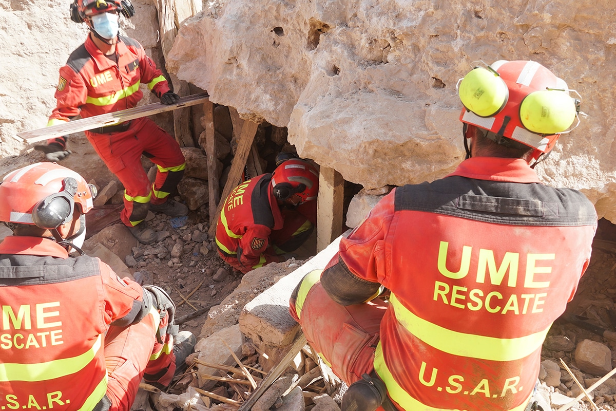 Agentes de la UME en las tareas de rescate en Marruecos.
