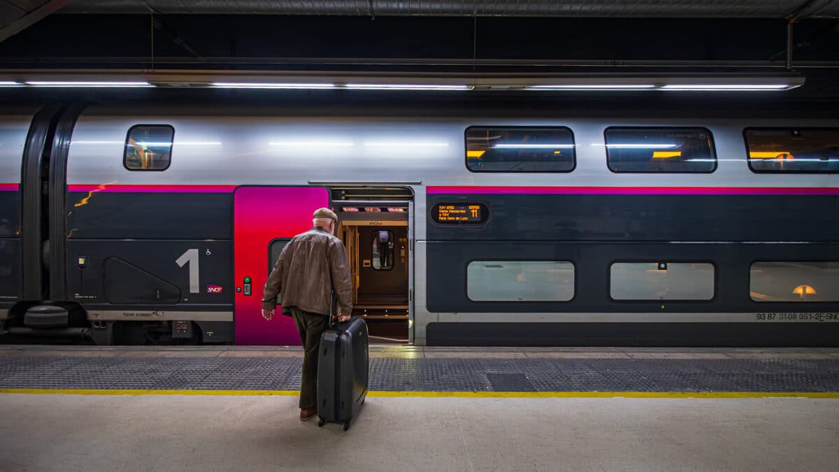 Tren de servicio de alta velocidad TGV InOu de SNFC Voyageurs.