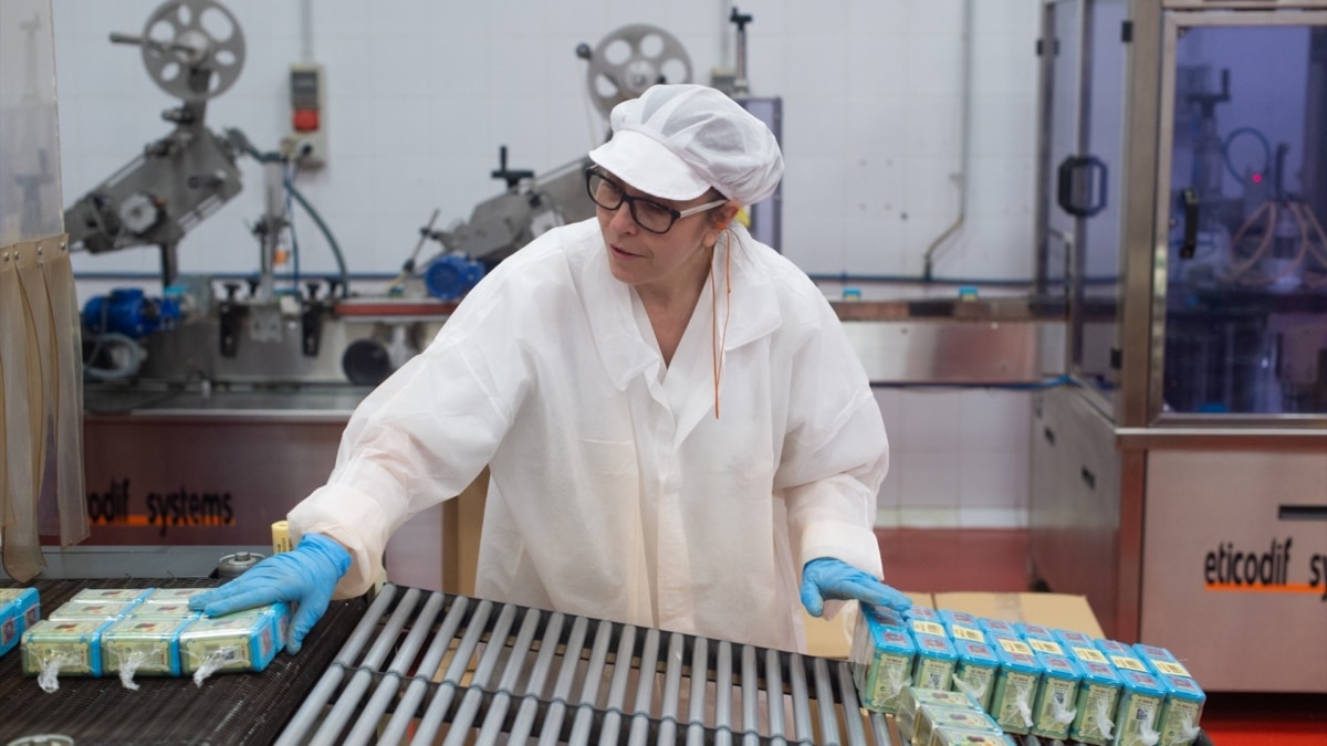 Una trabajadora selecciona las cajas del pimentón de La Vera, en la fábrica ‘La Dalia’, en Cáceres.