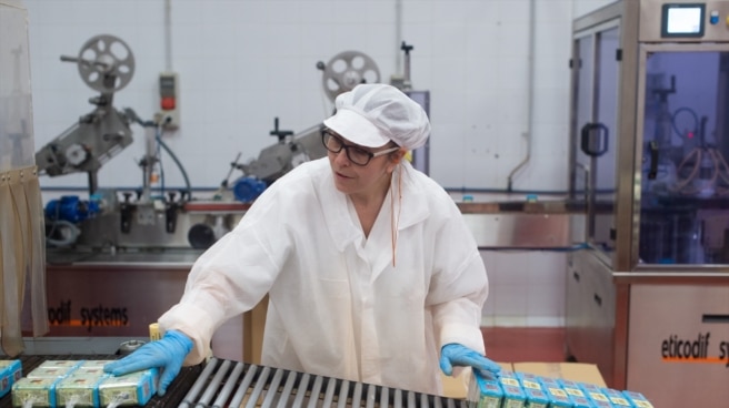 Trabajadora industria Una trabajadora selecciona las cajas del pimentón de La Vera, en la fábrica ‘La Dalia’, en Cáceres.