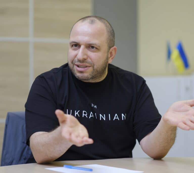 Umerov, un gestor tártaro con experiencia negociadora a cargo de Defensa en Ucrania