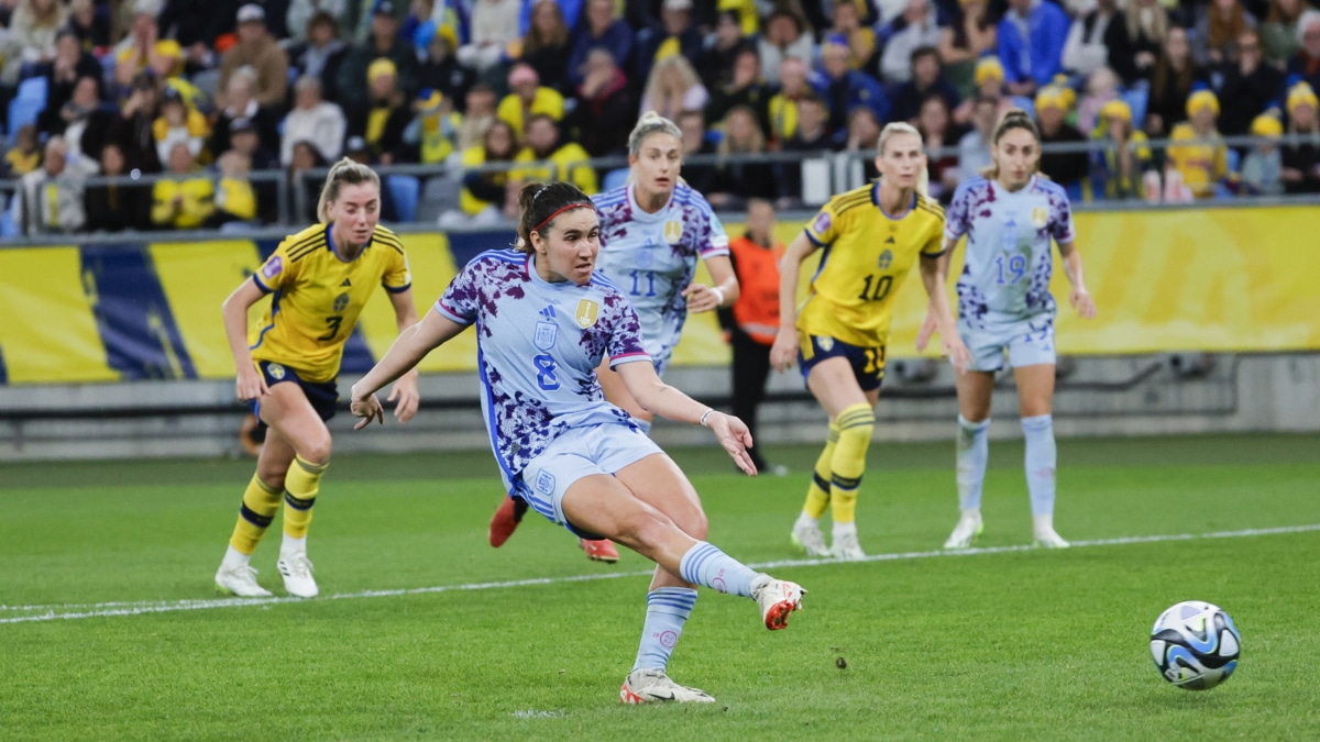 La española Mariona Caldentey marca un penalti durante el partido de fútbol de la Liga Femenina de Naciones de la UEFA entre Suecia y España