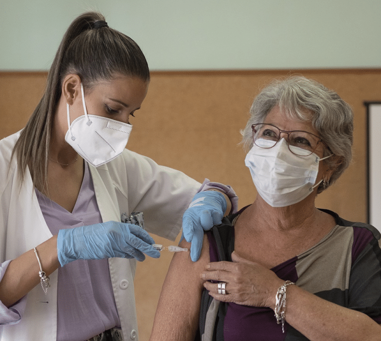 Se adelanta la campaña de vacunación conjunta de gripe y COVID-19 a final de septiembre de 2023