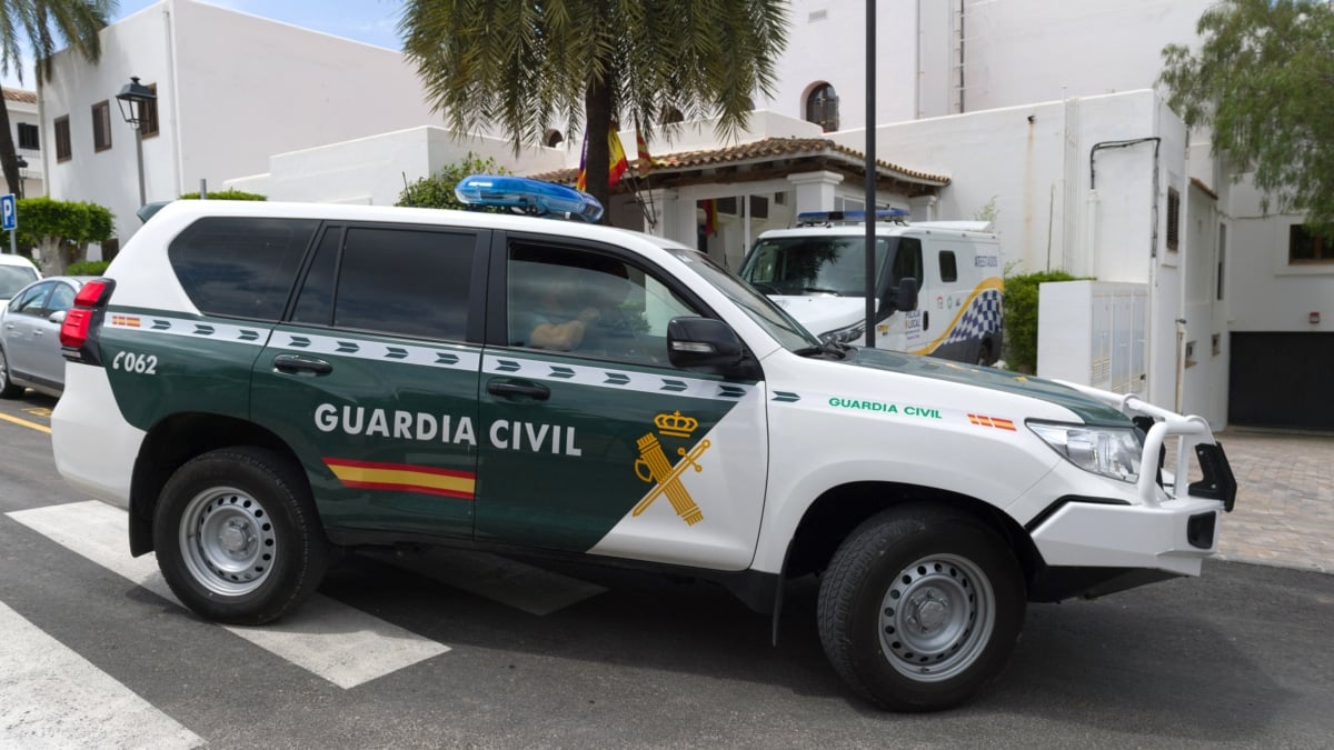 Varios coches de la Guardia Civil frente a la fachada del Ayuntamiento de Sant Josep