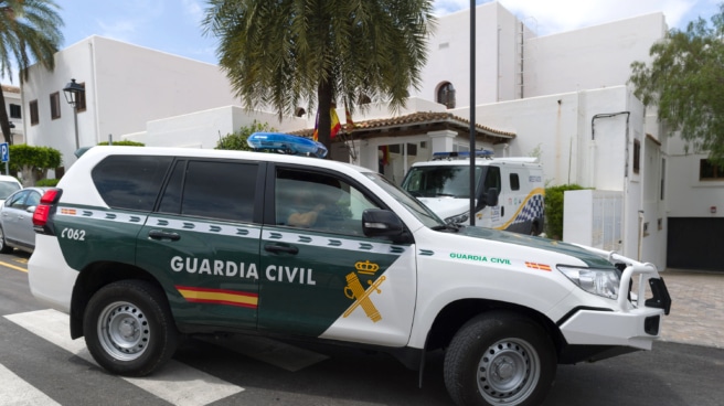 Varios coches de la Guardia Civil frente a la fachada del Ayuntamiento de Sant Josep