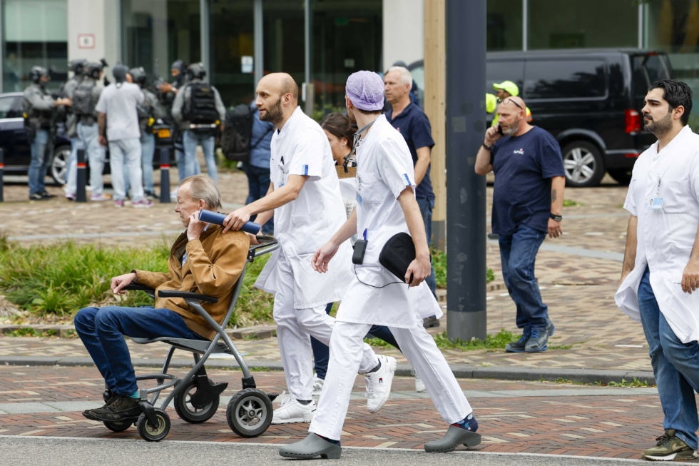 El personal médico abandona el hospital Erasmus MC Rotterdam en Rochussenstraat, que ha sido acordonado después de dos tiroteos en Rotterdam