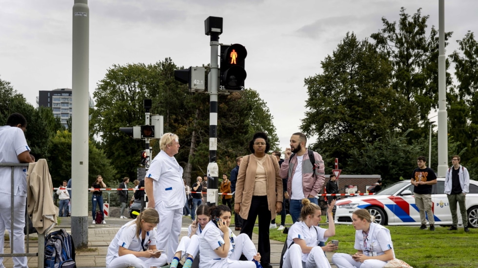 Varios muertos y heridos en al menos dos tiroteos en Rotterdam El personal médico espera fuera del hospital Erasmus MC Rotterdam en Rochussenstraat, que ha sido acordonado después de dos incidentes de tiroteo en Rotterdam