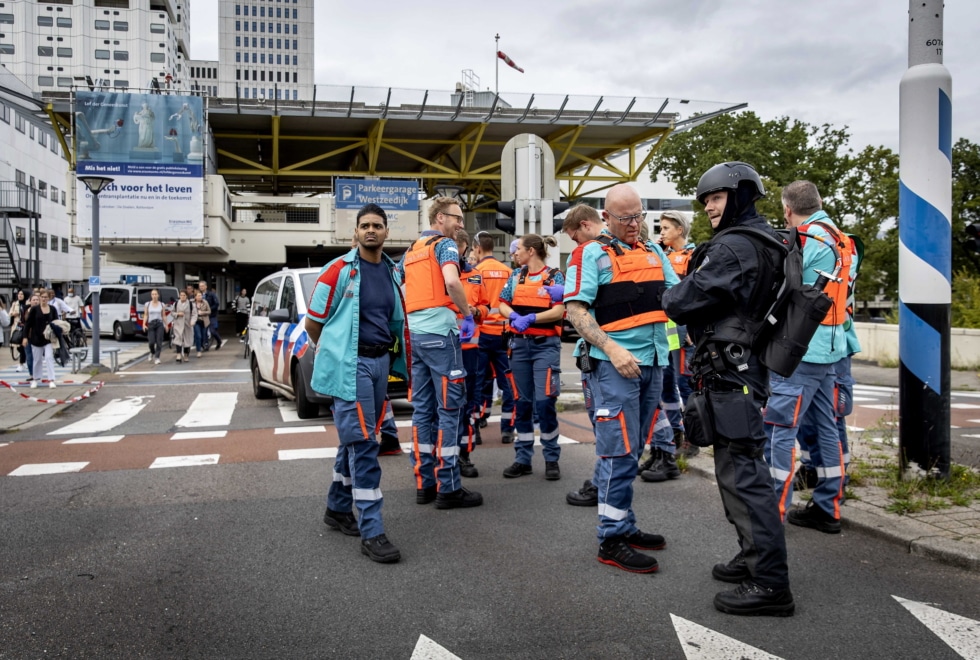 Un oficial de policía y personal médico se encuentran fuera del hospital Erasmus MC Rotterdam en Rochussenstraat