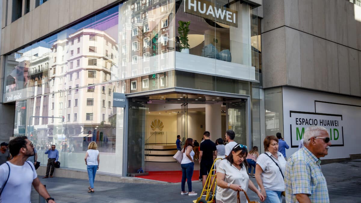 Vecinos de la capital, pasean frente a la puerta de entrada al Espacio Huawei de Madrid