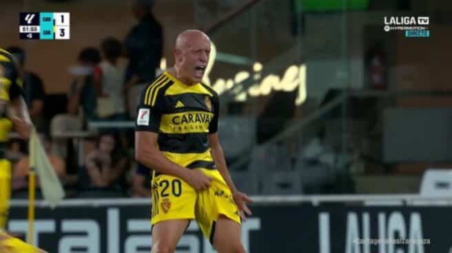 Víctor Mollejo, futbolista del Real Zaragoza, celebra un gol Víctor Mollejo