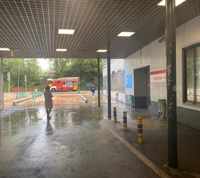 Las Urgencias de La Paz sufren inundaciones por la rotura de una tubería del Metro