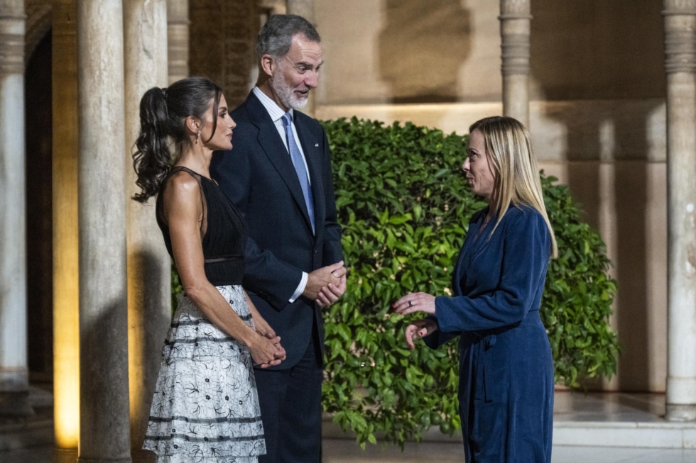 El rey Felipe VI y la reina Letizia saludan a la primera ministra italiana, Giorgia Meloni, en su visita al Patio de los Leones de la Alhambra, dentro de la III Cumbre de la Comunidad Política Europea (CPE)