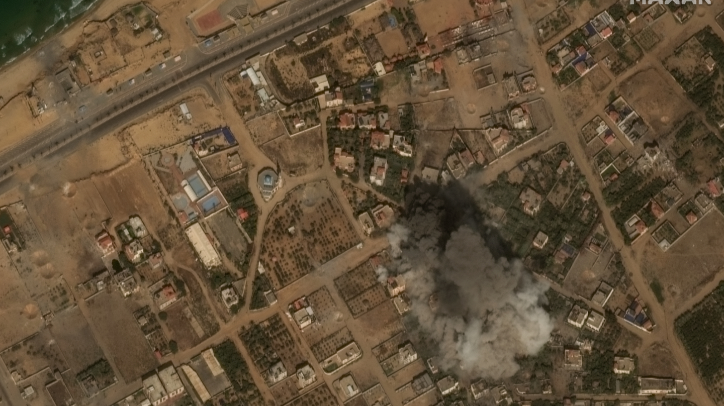 Uno de los ataques aéreos captados por satélite en la Franja de Gaza.