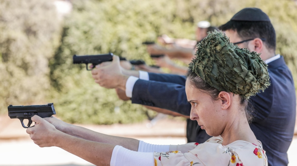 Una mujer practica en la zona de tiro de Caliber 3, una academia antiterrorista que da entrenamiento tanto a fuerzas de seguridad como a civiles, durante el curso básico que recibe para el manejo del arma que acaba de adquirir