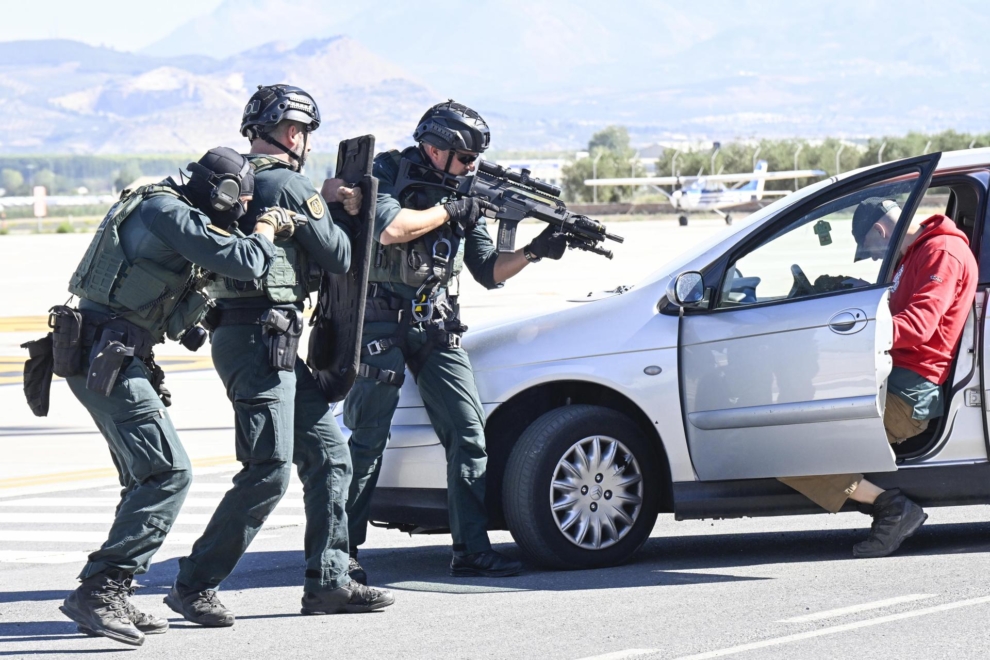 La Guardia Civil muestra hoy en el aeropuerto de Granada las capacidades del dispositivo de seguridad para la Cumbre de Jefes de Estado y de Gobierno de la Comunidad Política Europea que se celebrara en esta ciudad andaluza.