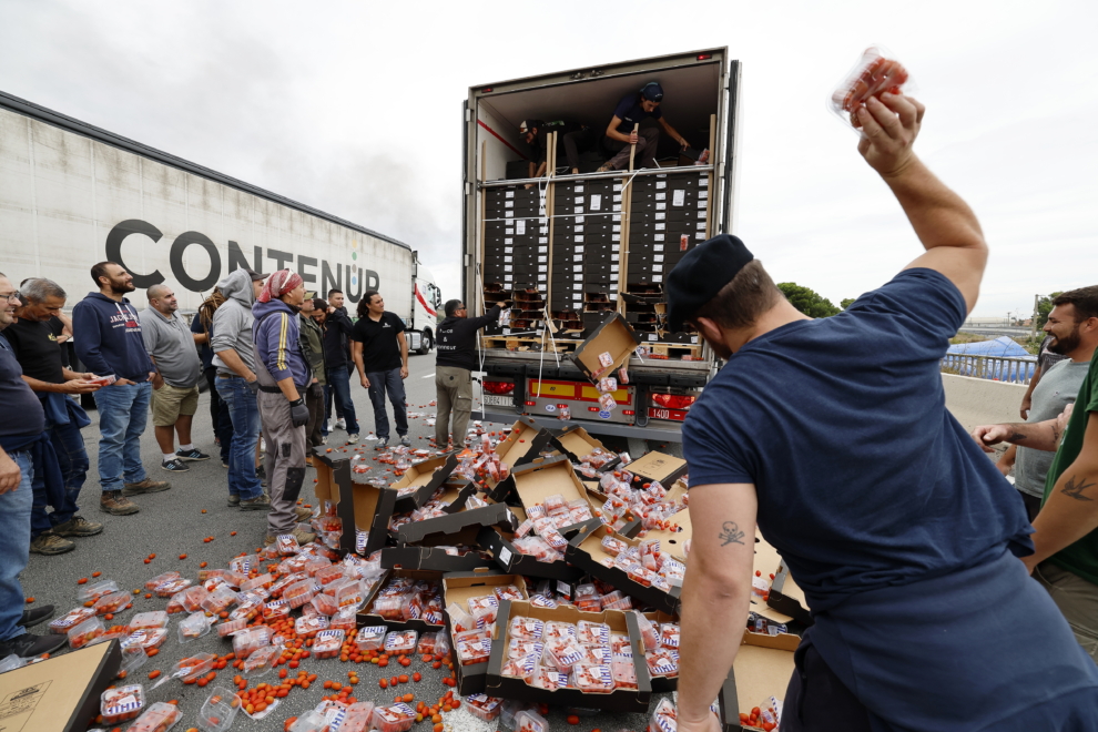 Los manifestantes también han atacado camiones con otros productos y de procedencias diversas, como este convoy marroquí de tomates.