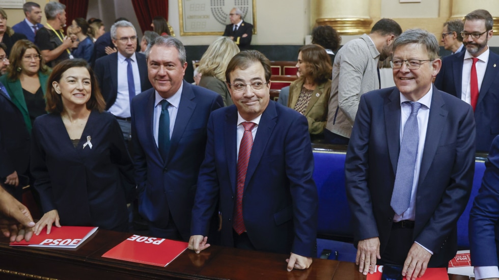 MADRID, 19/10/2023.- Los expresidentes de Extremadura, Guillermo Fernández Vara (2d), y de Valencia, Ximo Puig (d), junto al excandidato socialista a la presidencia de la Junta de Andalucía, Juan Espadas (2i), asisten a la Comisión General de las Comunidades Autónomas que se celebra en el Senado, este jueves. EFE/Juan Carlos Hidalgo