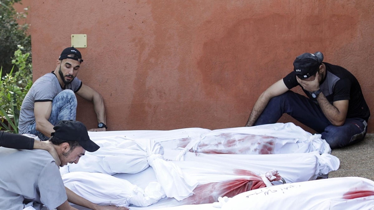 Familiares de los palestinos asesinados en los ataques israelíes en el hospital Nasser de Gaza.