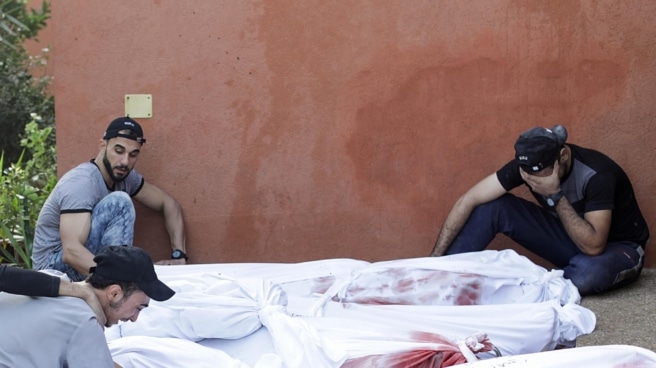 0bff7de53c6e28995044d0c8db3f8f7e1efb5d1dw Familiares de los palestinos asesinados en los ataques israelíes en el hospital Nasser de Gaza.