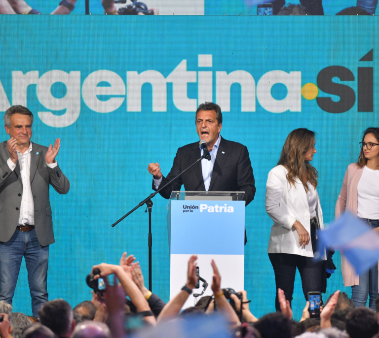 El peronista Massa gana en Argentina pero necesita ir a segunda vuelta con el ultraderechista Milei