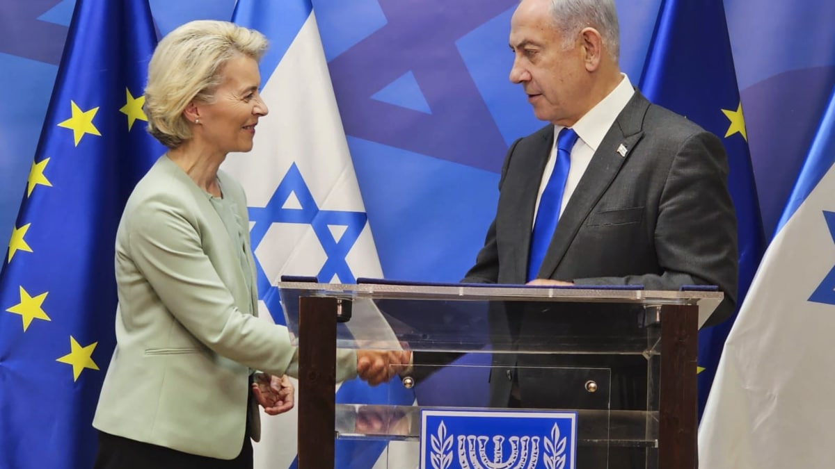 La presidenta de la Comisión Europea, Ursula von der Leyen (i), durante su reunión con el primer ministro israelí, Benjamín Netanyahu en Tel Aviv (Israel)