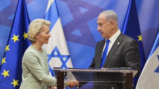 La presidenta de la Comisión Europea, Ursula von der Leyen (i), durante su reunión con el primer ministro israelí, Benjamín Netanyahu en Tel Aviv (Israel) La presidenta de la Comisión Europea, Ursula von der Leyen (i), durante su reunión con el primer ministro israelí, Benjamín Netanyahu en Tel Aviv (Israel)
