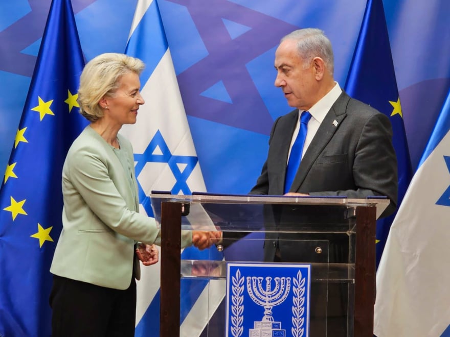 La presidenta de la Comisión Europea, Ursula von der Leyen (i), durante su reunión con el primer ministro israelí, Benjamín Netanyahu en Tel Aviv (Israel)