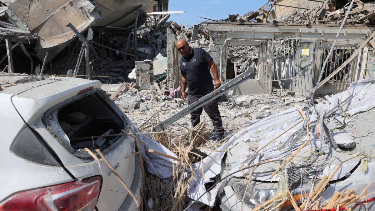 La policía acordona un edificio destruido por los cohetes de Hamas en Tel Aviv, Israel este domingo.