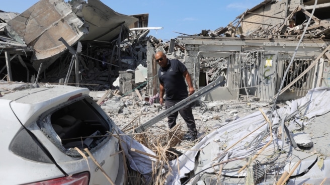 La policía acordona un edificio destruido por los cohetes de Hamas en Tel Aviv, Israel este domingo.