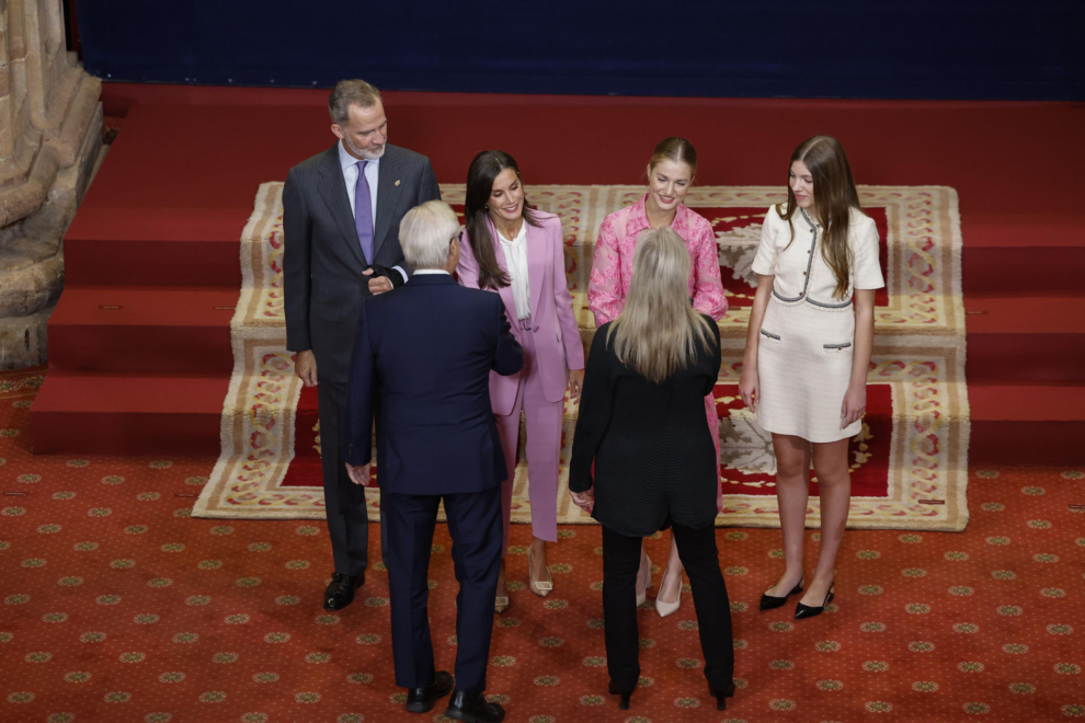 Los Reyes y sus hijas reciben a Meryl Streep en la audiencia de los premios Princesa de Asturias