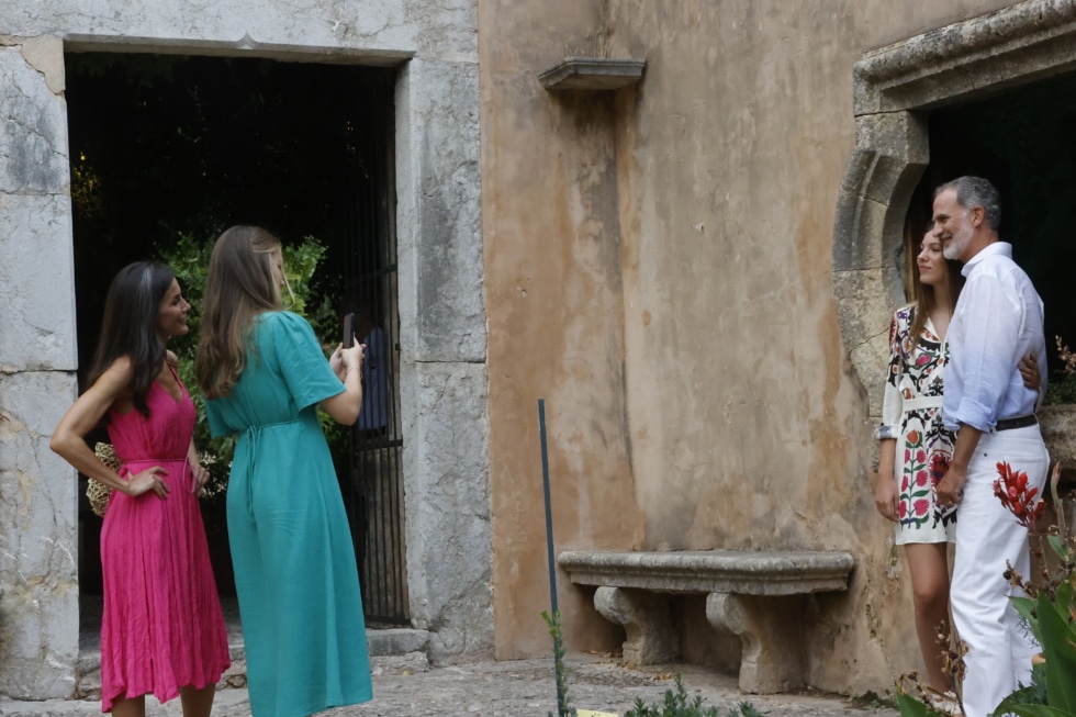 Leonor le hace una foto a su padre, el rey Felipe, y su hermana Leonor en los jardines de la Alfabia