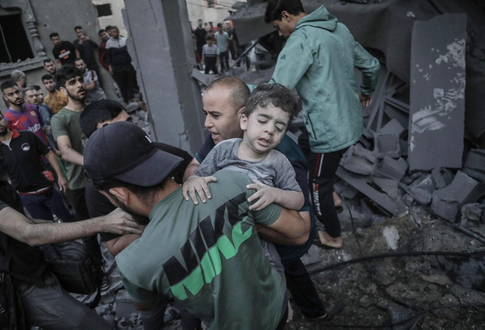 Un menor gazatí es rescatado tras un ataque aéreo israelí.