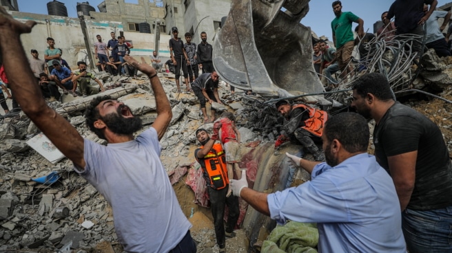 Israel-bombardea-Gaza-campo-refugiados Unos palestinos recuperan el cadáver de una niña en un campo de refugiados en Gaza.