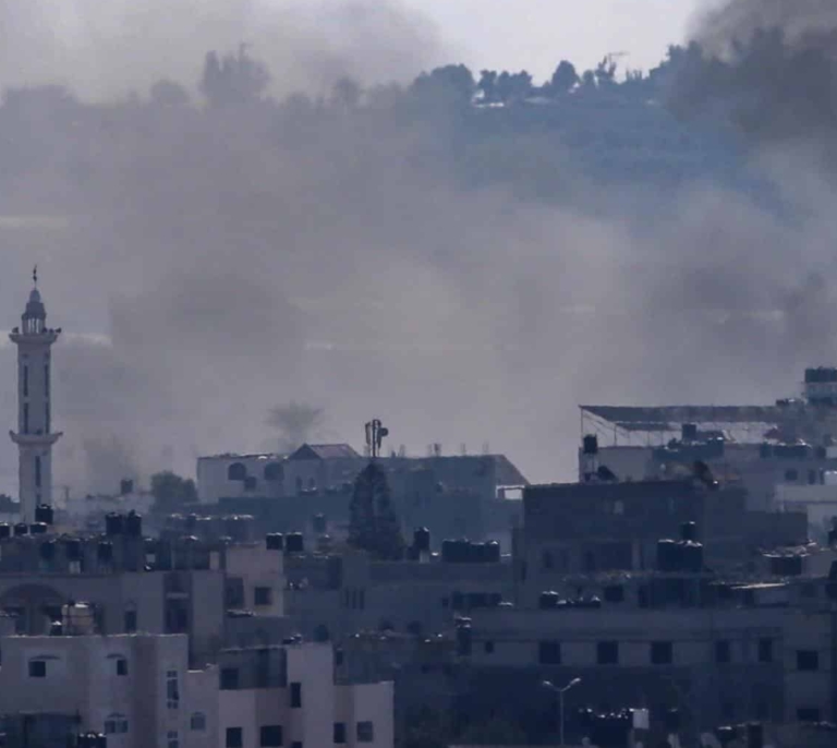 Gaza sufre la noche más intensa de bombardeos en medio de combates terrestres en curso